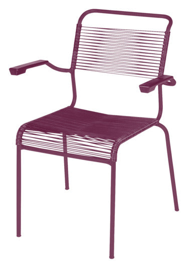 Der Säntis Stuhl Spaghetti mit Armlehne von Schaffner vereint Komfort und Stil mit wetterfestem Design für drinnen und draußen.