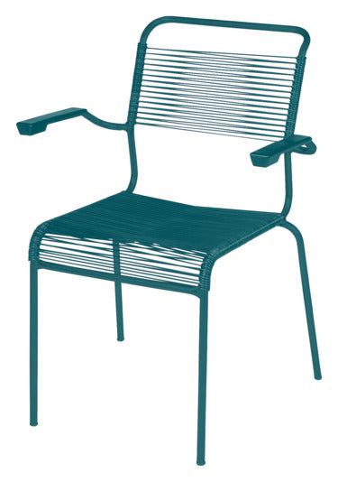 Der Säntis Stuhl Spaghetti mit Armlehne von Schaffner bietet Komfort und Design, ideal für den Innen- und Außenbereich.