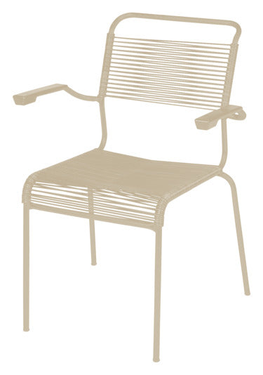 Der Säntis Stuhl Spaghetti mit Armlehne von Schaffner bietet Komfort und Eleganz, ideal für den Innen- und Außenbereich.