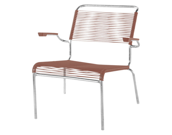 Der Säntis Lounger Spaghetti mit Armlehne von Schaffner bietet stilvollen Komfort und langlebiges Design für den Außenbereich.