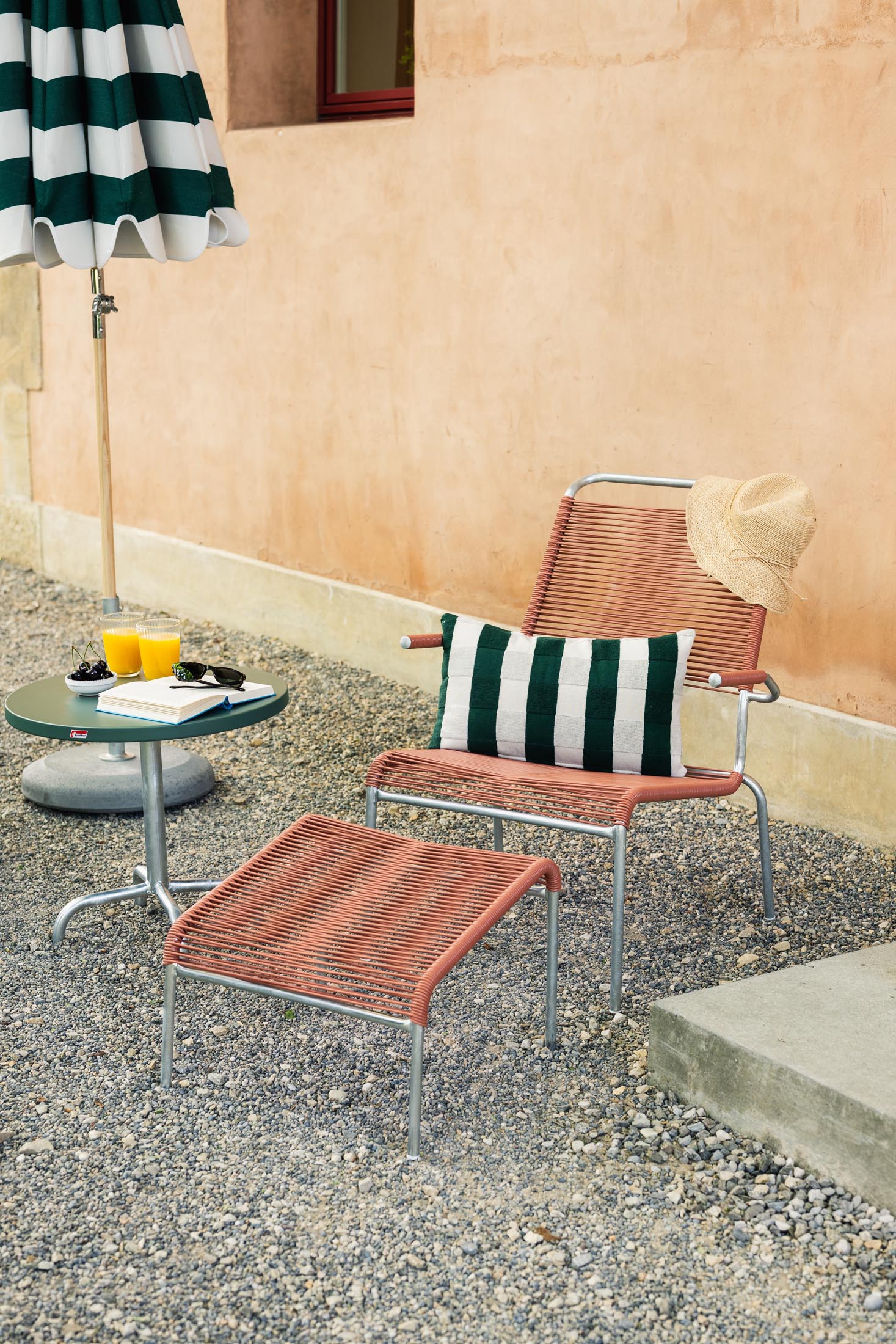 Entdecken Sie den langlebigen Säntis Lounger Spaghetti mit Armlehne – wetterfest, umweltfreundlich, ergonomisch und stilvoll für Ihren Garten oder Balkon.