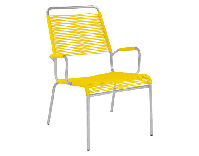 Rigi Spaghetti-Salonsessel  mit Armlehne in Gelb präsentiert im Onlineshop von KAQTU Design AG. Gartenstuhl mit Armlehnen ist von Schaffner