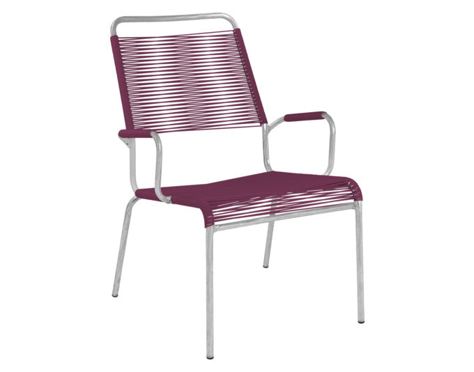 Rigi Spaghetti-Salonsessel  mit Armlehne in Bordeaux präsentiert im Onlineshop von KAQTU Design AG. Gartenstuhl mit Armlehnen ist von Schaffner