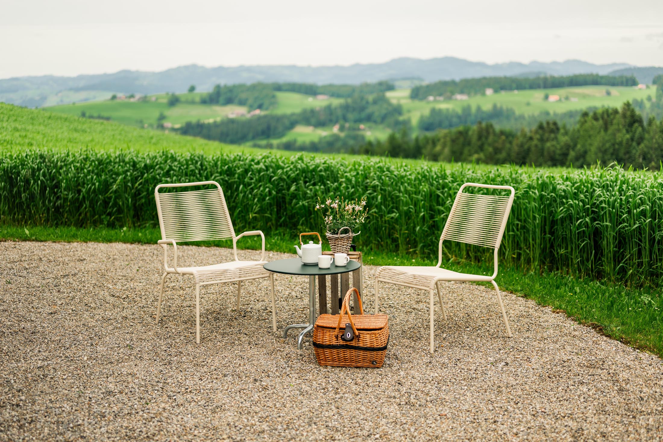 Schaffner Rigi Spaghetti-Salonsessel mit Armlehne aus wetterfestem Eschenholz, langlebig, komfortabel und stilvoll für Garten, Terrasse und Balkon.