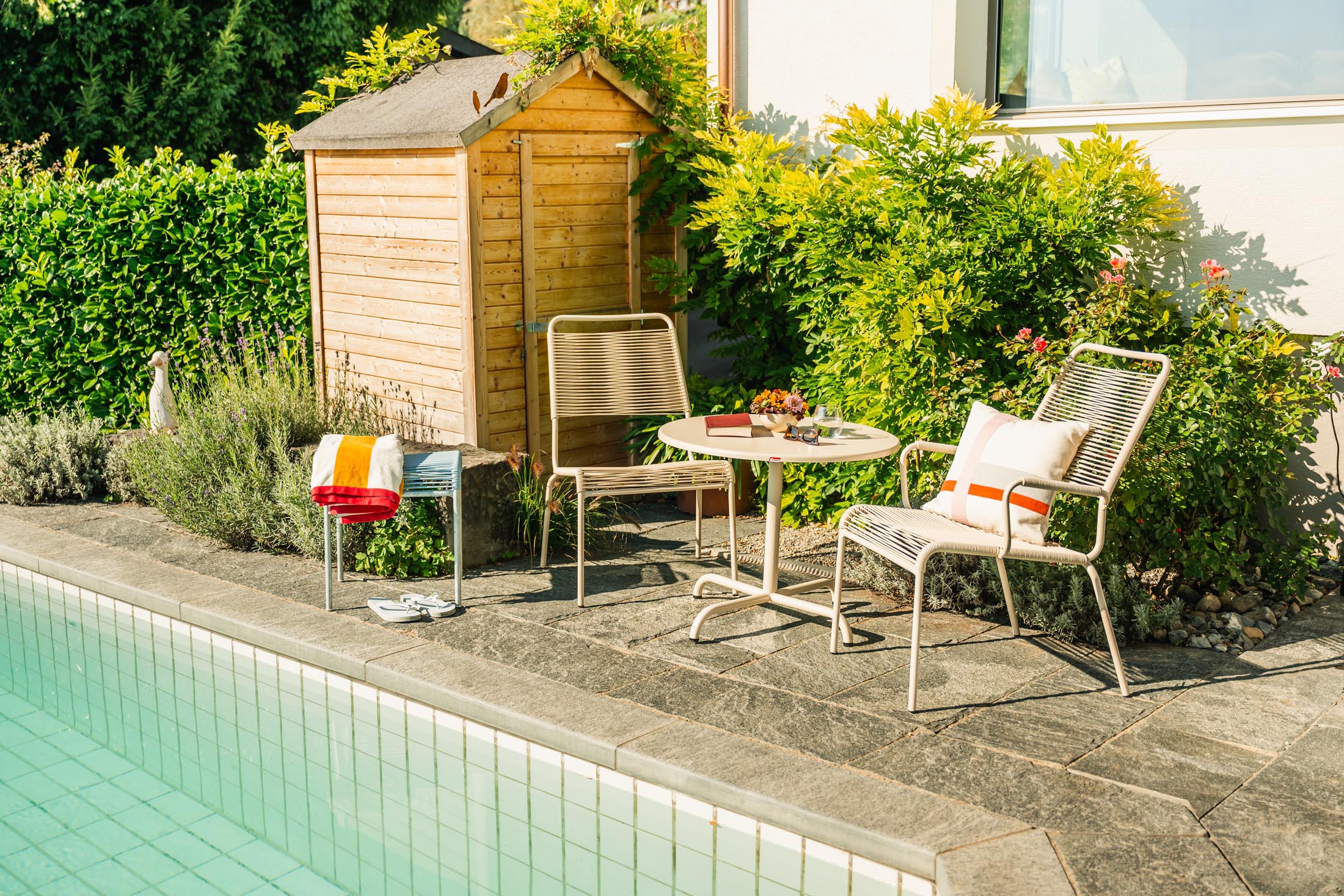 Rigi Spaghetti-Salonsessel  mit Armlehne in Pastellterracotta präsentiert im Onlineshop von KAQTU Design AG. Gartenstuhl mit Armlehnen ist von Schaffner