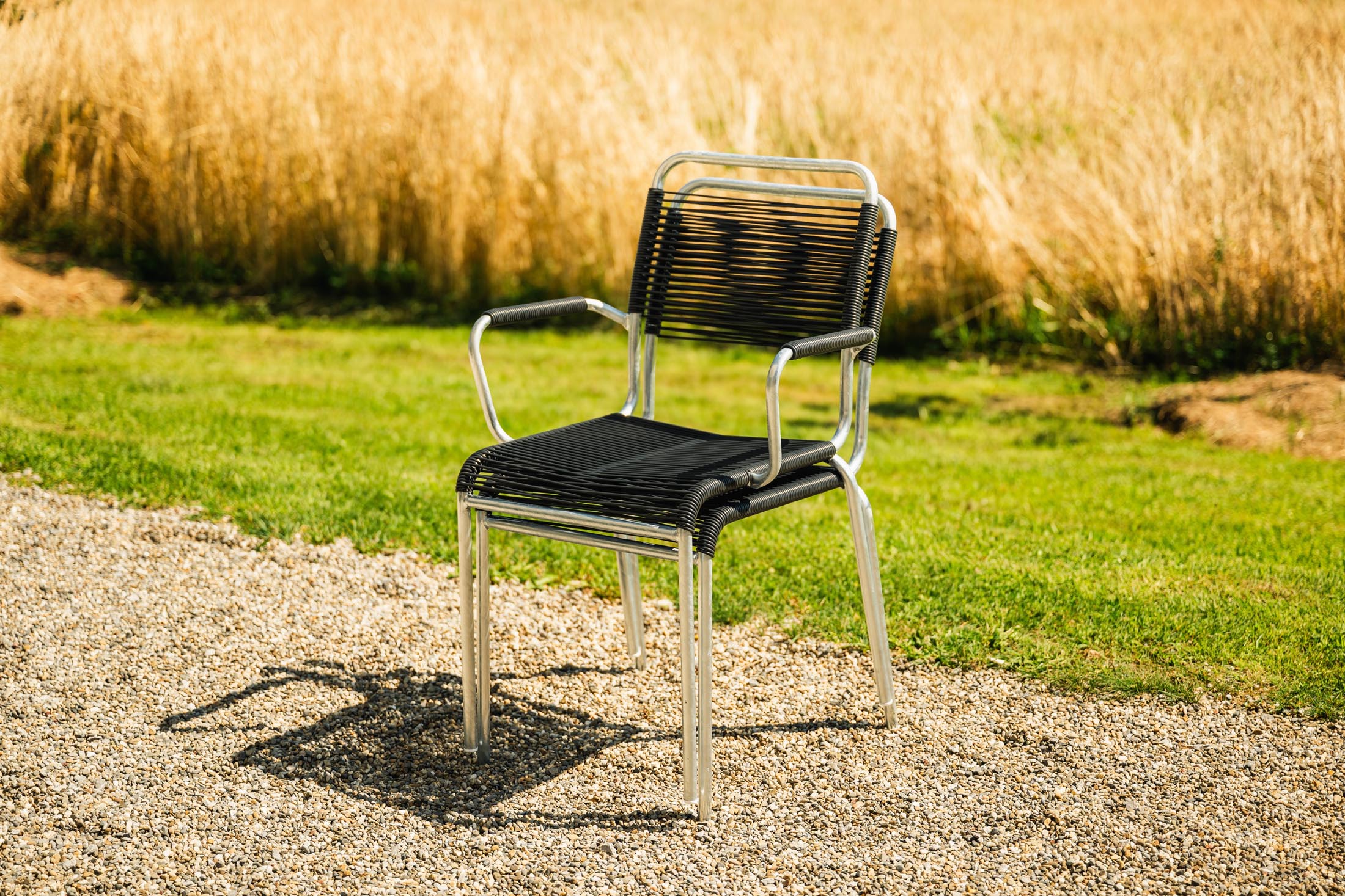 Schaffner Rigi Spaghetti-Gartenstuhl ohne Armlehne aus Schweizer Eschenholz, wetterfest, langlebig und stilvoll – ideal für elegante Outdoor-Bereiche.