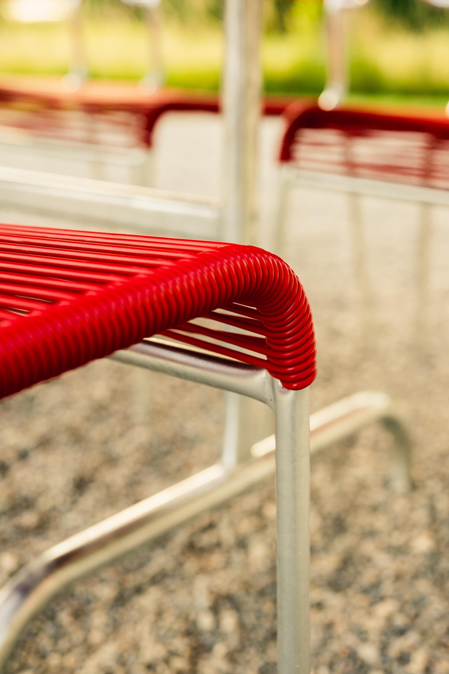 Stilvoller, wetterfester Säntis Spaghetti-Gartenstuhl ohne Armlehne von Schaffner, langlebig, umweltfreundlich, modern, perfekt für Terrasse und Garten.