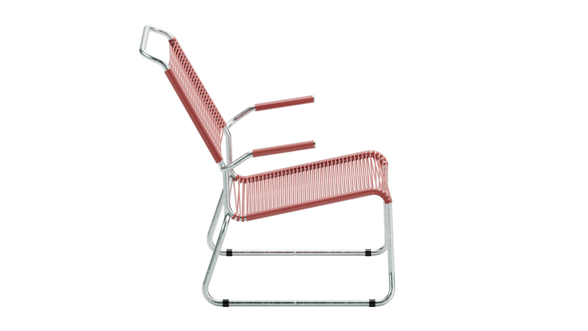 Säntis Spaghetti-Lounger mit Armlehne Hochlehner Kufen in Ahornrot präsentiert im Onlineshop von KAQTU Design AG. Outdoor-Sessel mit Armlehnen ist von Schaffner