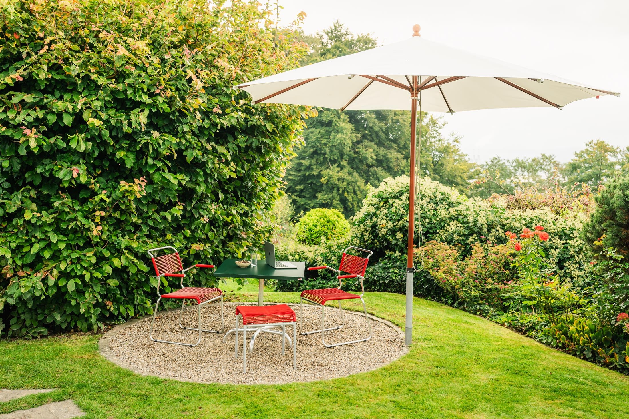 Eleganter Säntis Spaghetti-Gartenstuhl mit Armlehne, wetterfest, robustes Design, nachhaltige Materialien, Schweizer Qualität – perfekt für Terrasse und Garten.