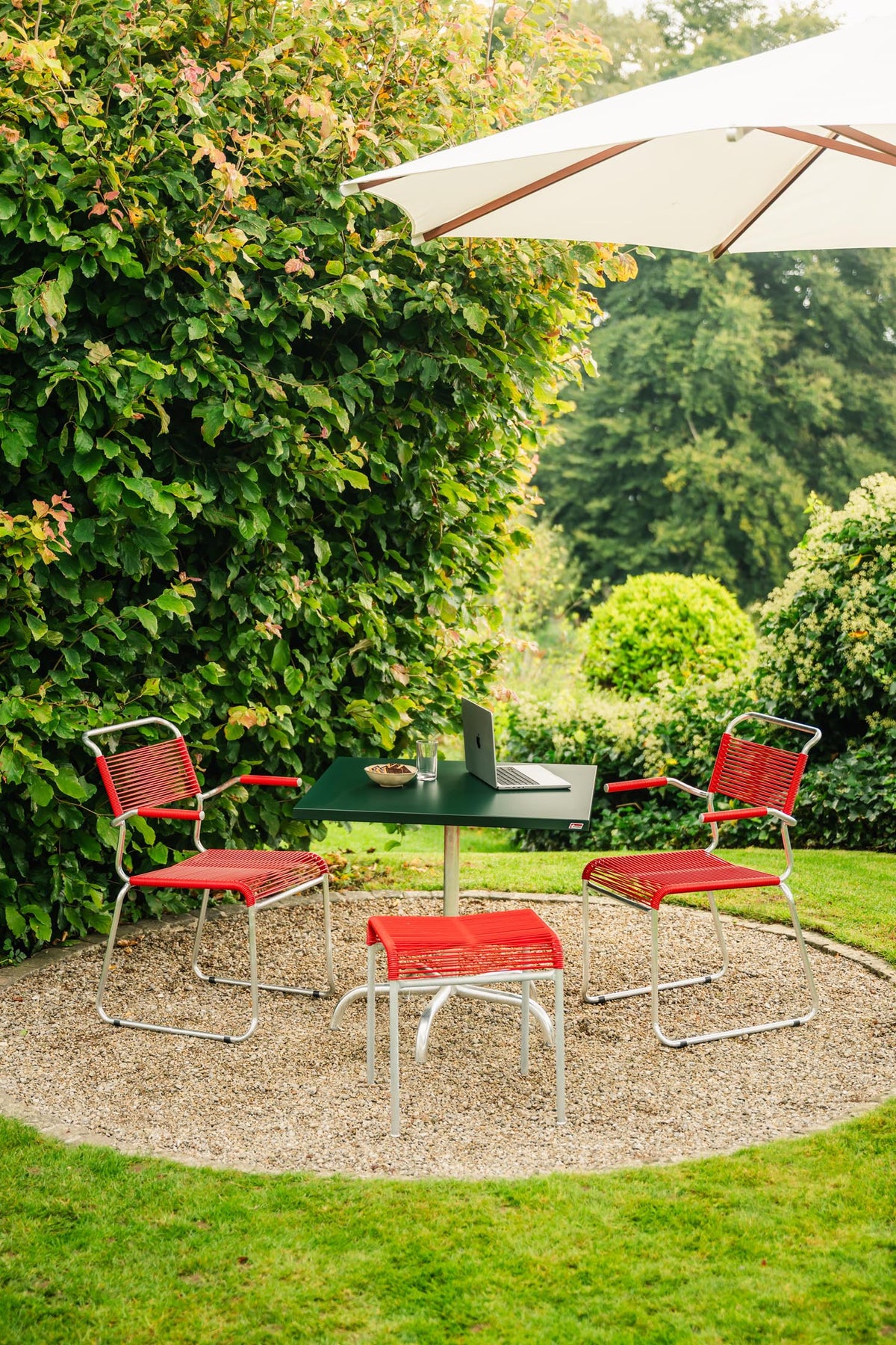 Säntis Spaghetti-Gartenstuhl mit Armlehne Kufen in Rot präsentiert im Onlineshop von KAQTU Design AG. Gartenstuhl mit Armlehnen ist von Schaffner