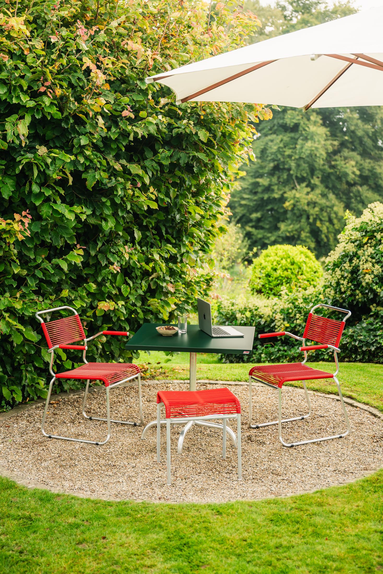 Eleganter Säntis Spaghetti-Gartenstuhl mit Armlehne, wetterfestes Metall, nachhaltige OceanYarn®-Bespannung, langlebig, Schweizer Qualität, ideal für Garten & Terrasse.