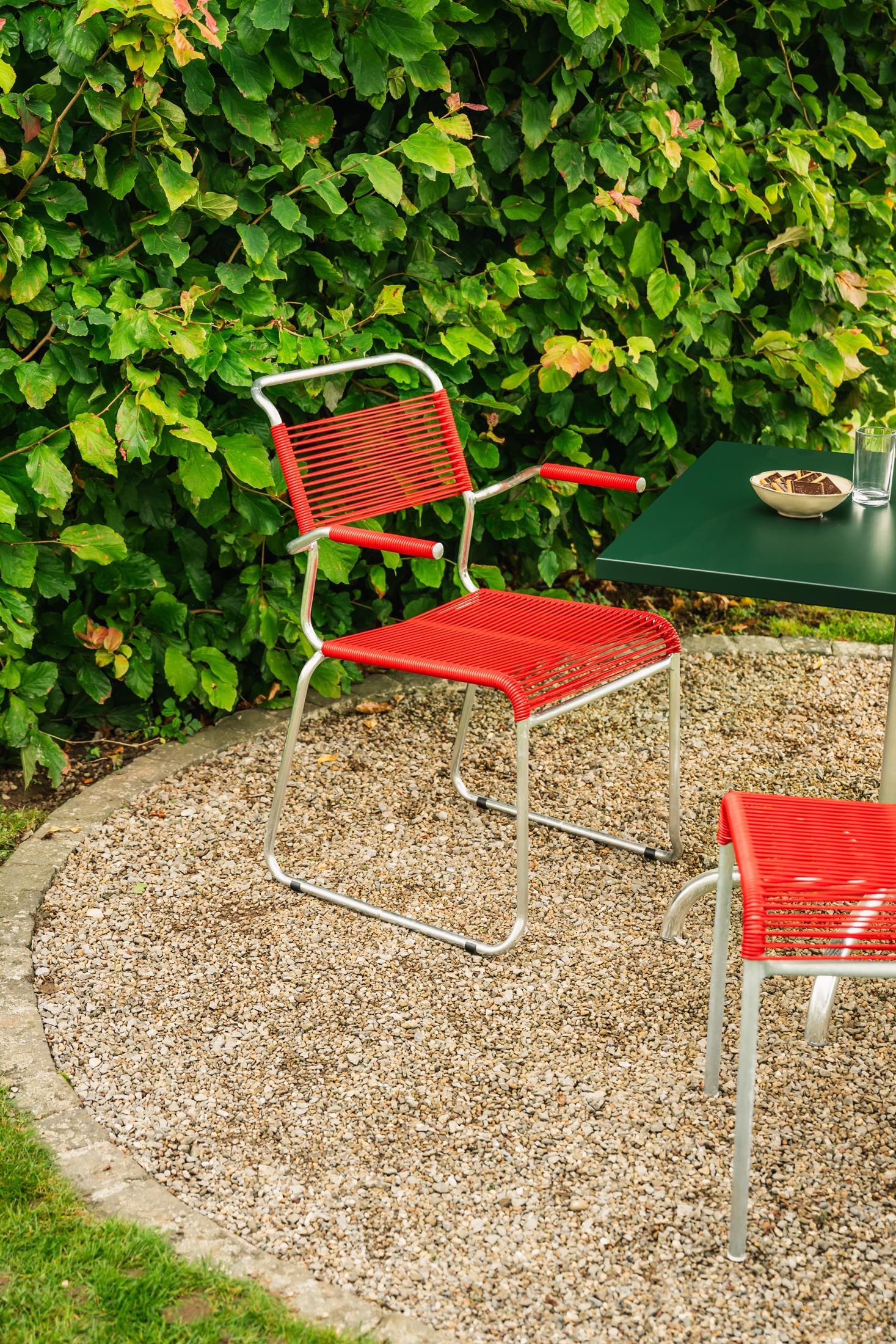 Hochwertiger Säntis Spaghetti-Gartenstuhl mit Armlehne, wetterfest, langlebig, nachhaltige Materialien, Schweizer Handwerkskunst, ideal für Terrasse und Garten.