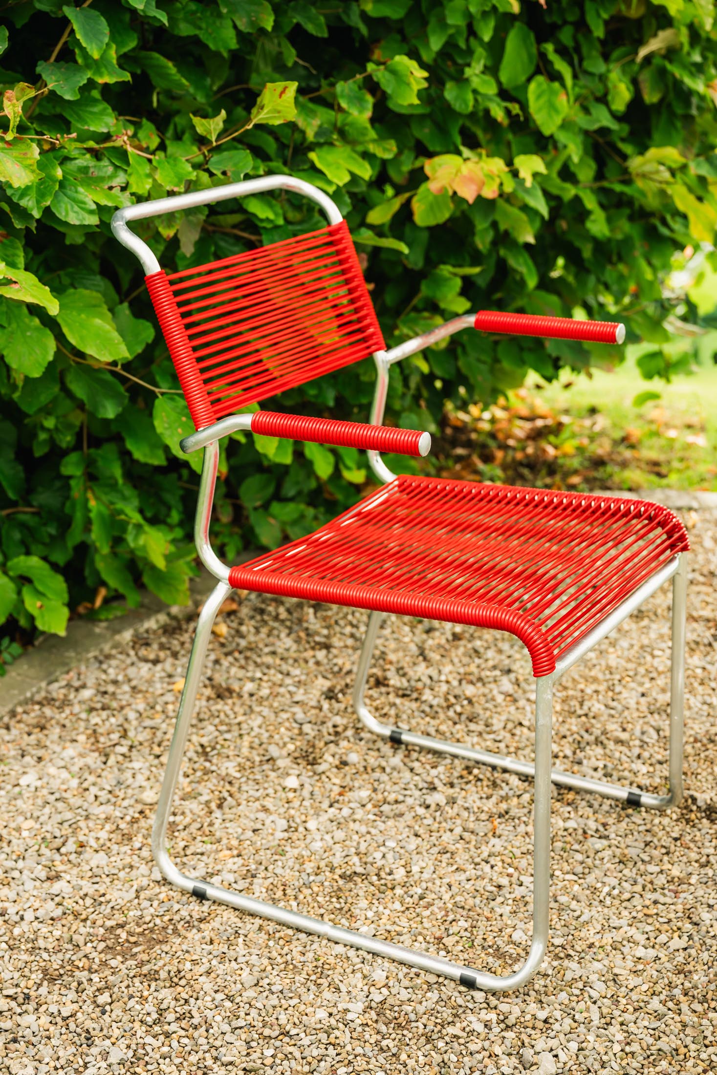 Hochwertiger Säntis Spaghetti-Gartenstuhl mit Armlehne, wetterfestes Design, langlebige Materialien, Schweizer Handwerkskunst, ideal für Terrasse und Garten.