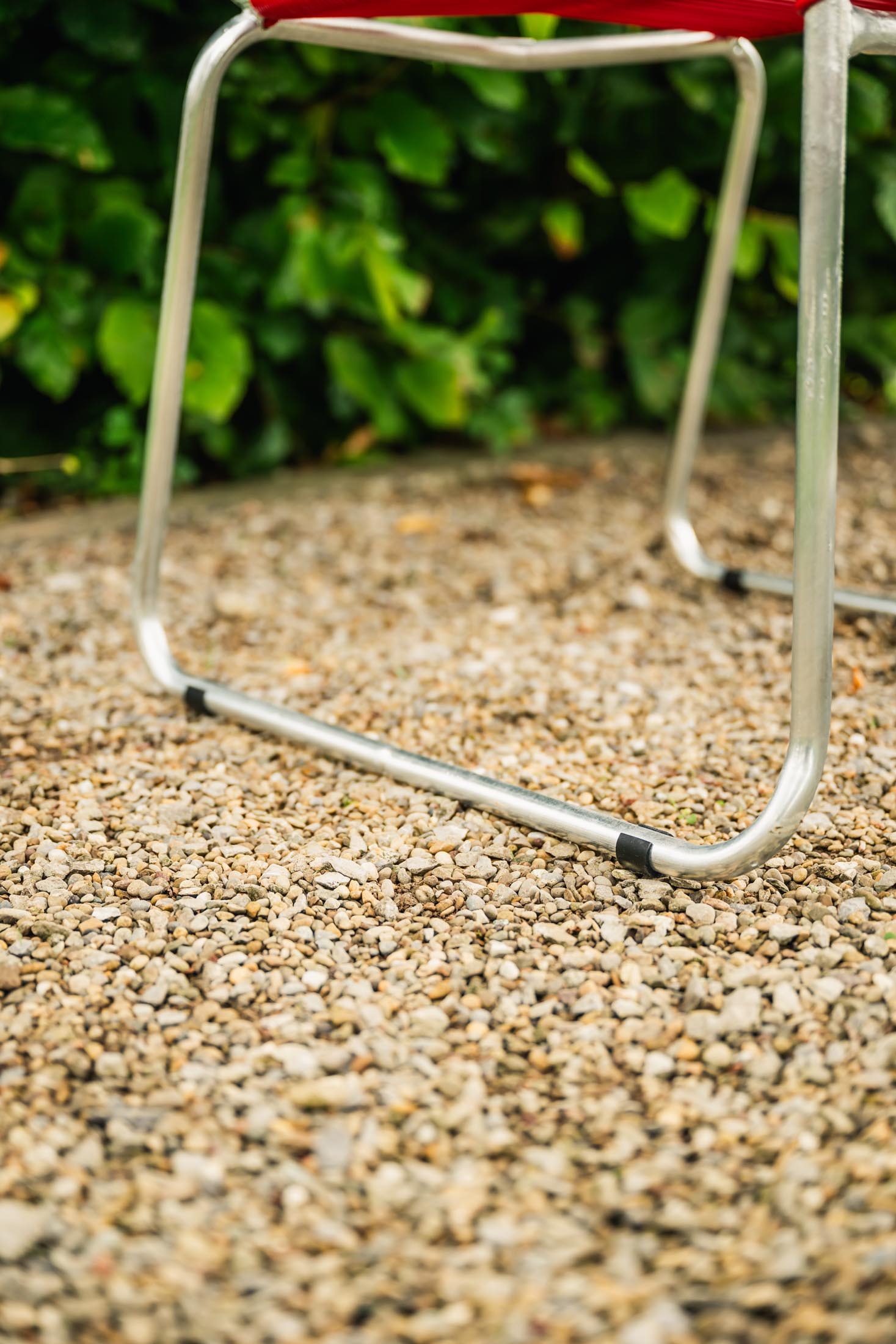 Hochwertiger Säntis Spaghetti-Gartenstuhl mit Armlehne, wetterfestes Design, langlebiges Metallgestell, nachhaltige OceanYarn®-Bespannung, made in Switzerland.