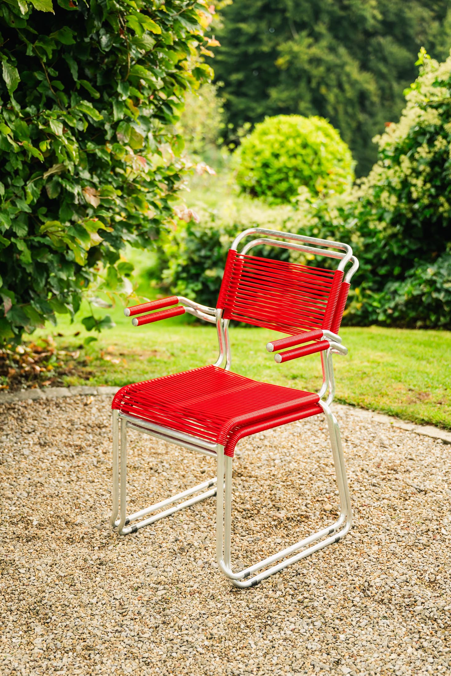 Hochwertiger Säntis Spaghetti-Gartenstuhl mit Armlehne, wetterfestes Metallgestell, nachhaltige OceanYarn®-Bespannung, langlebig, Schweizer Handwerkskunst, perfekt für Garten und Terrasse.