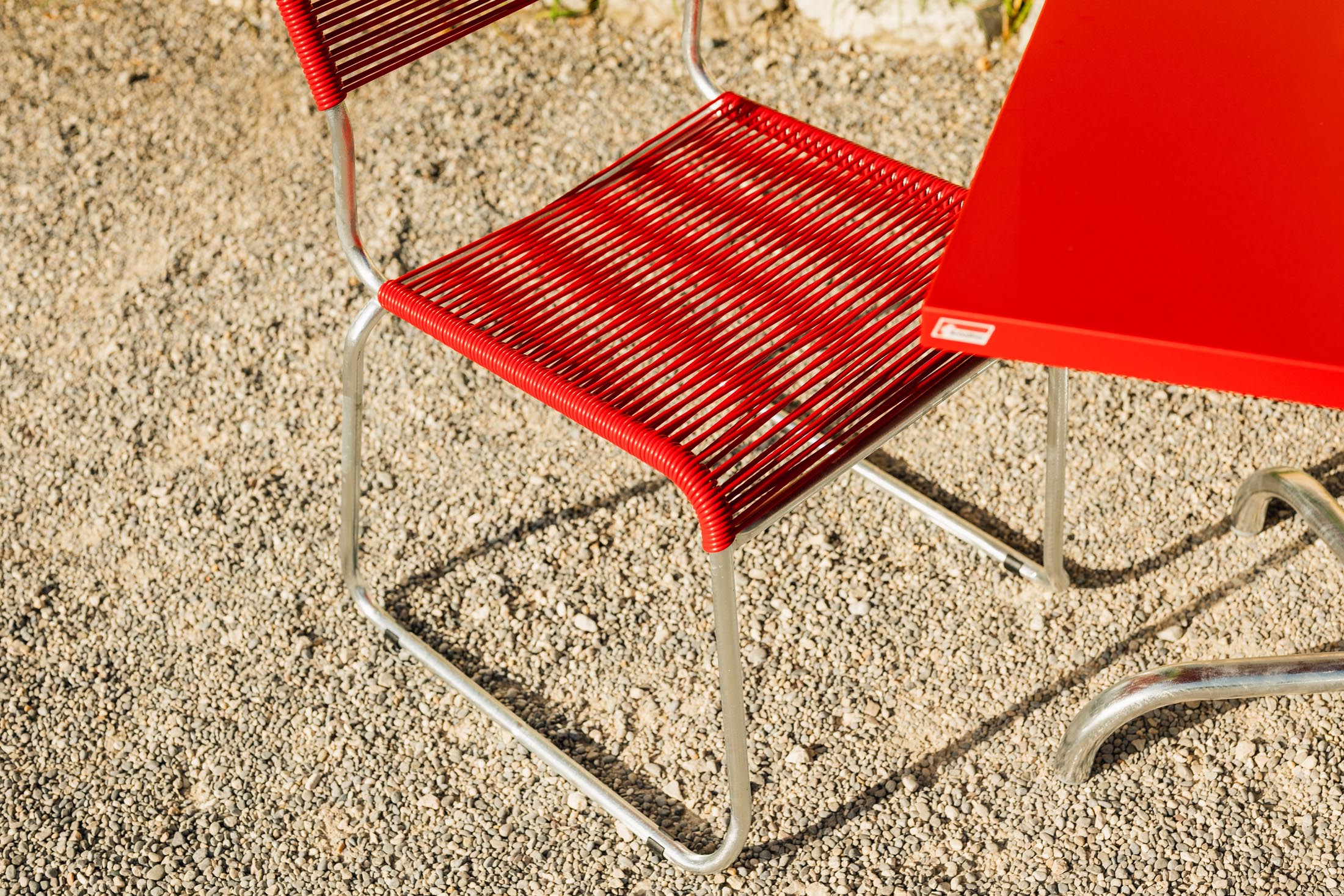 Hochwertiger Spaghettistuhl Säntis mit Kufen von Schaffner, wetterfest, langlebig und nachhaltig, ideal für Terrasse, Balkon und Garten in vielfältigen Farben.