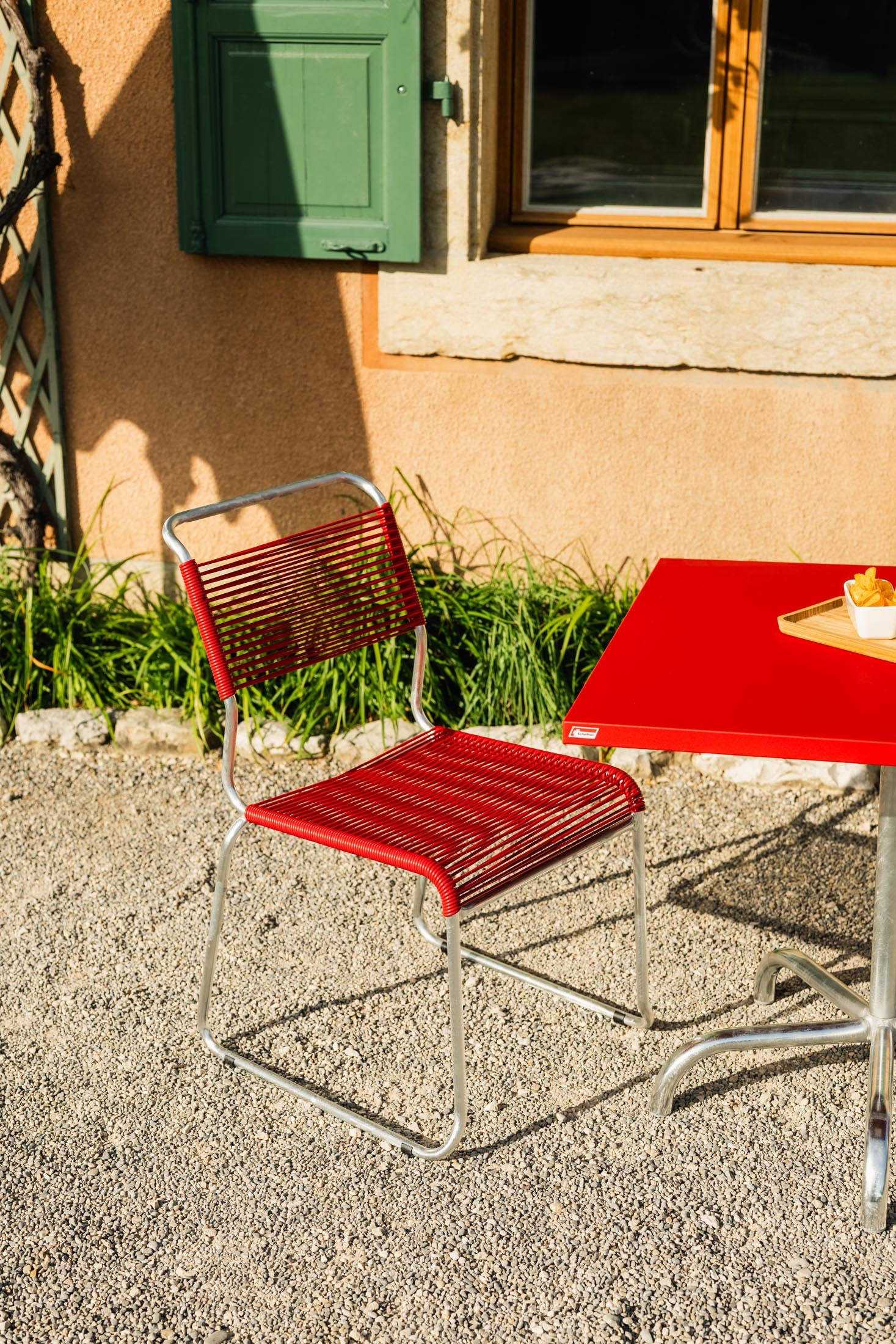Schaffner Säntis Spaghettistuhl mit Kufen: wetterfest, langlebig, nachhaltiges Design aus verzinktem Stahl und recyceltem OceanYarn® für stilvolle Gärten.