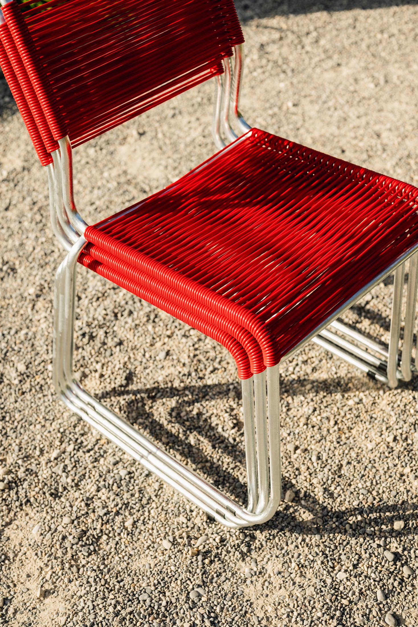 Eleganter, wetterfester Gartenstuhl aus verzinktem Stahl mit OceanYarn®-Bespannung, langlebig, nachhaltig und in vielfältigen Farben für stilvolle Außenbereiche.