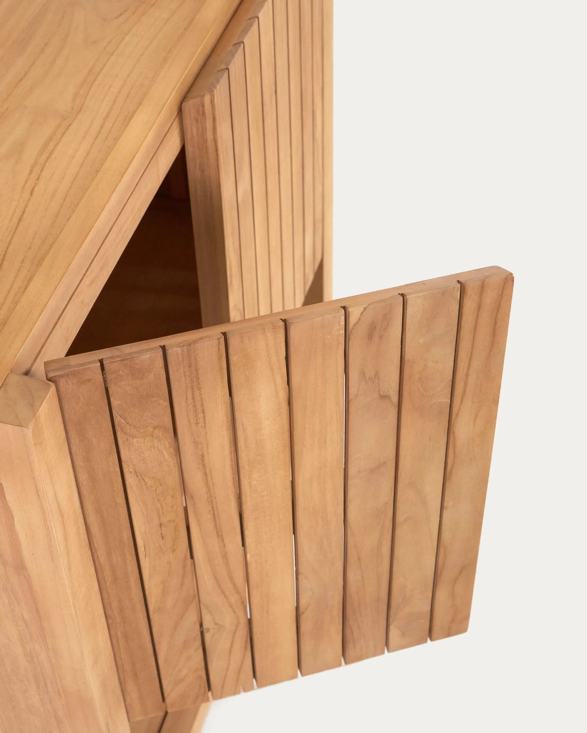 Der Kuveni Wandschrank aus massivem Teakholz vereint Eleganz und Funktionalität, ideal für stilvolle Badezimmer.