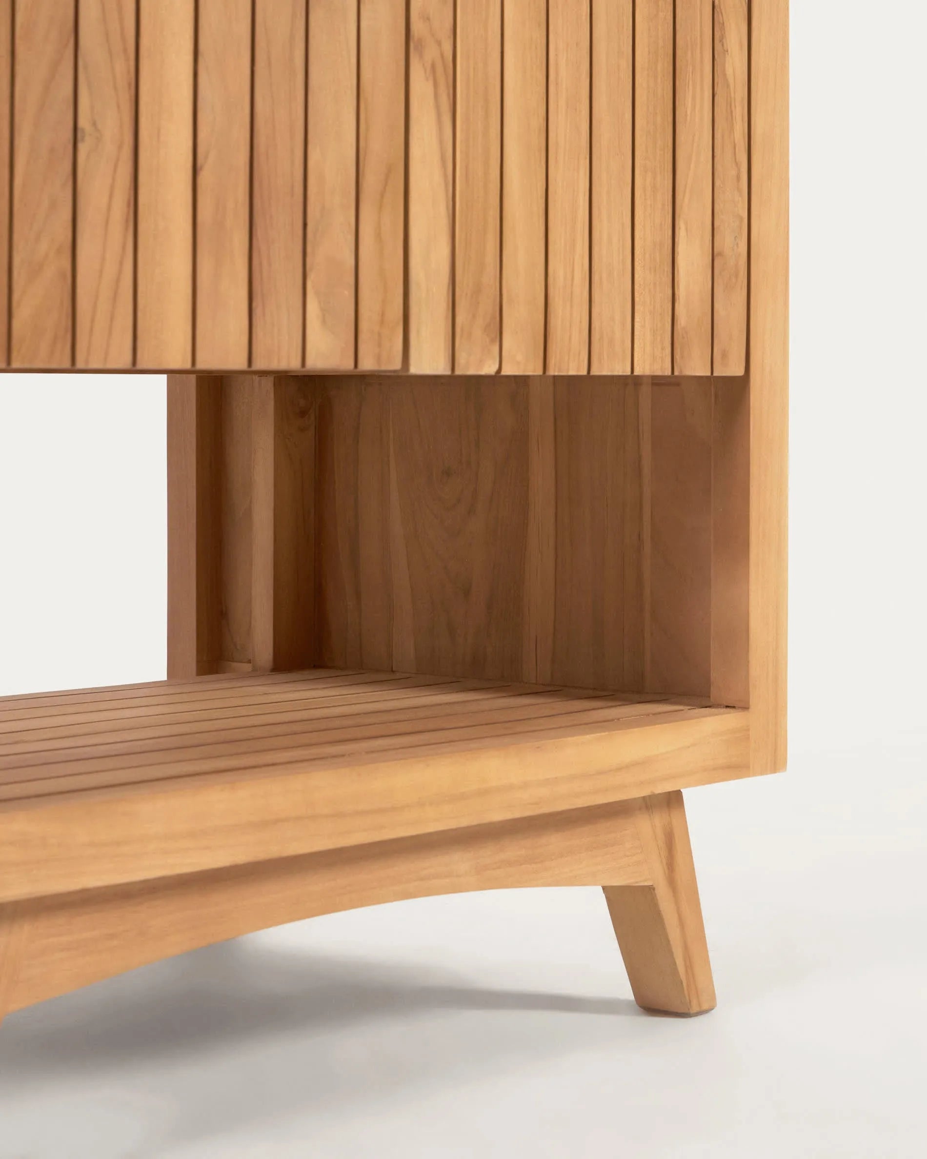 Der Kuveni Wandschrank aus massivem Teakholz vereint Eleganz und Funktionalität, ideal für stilvolle Badezimmer.