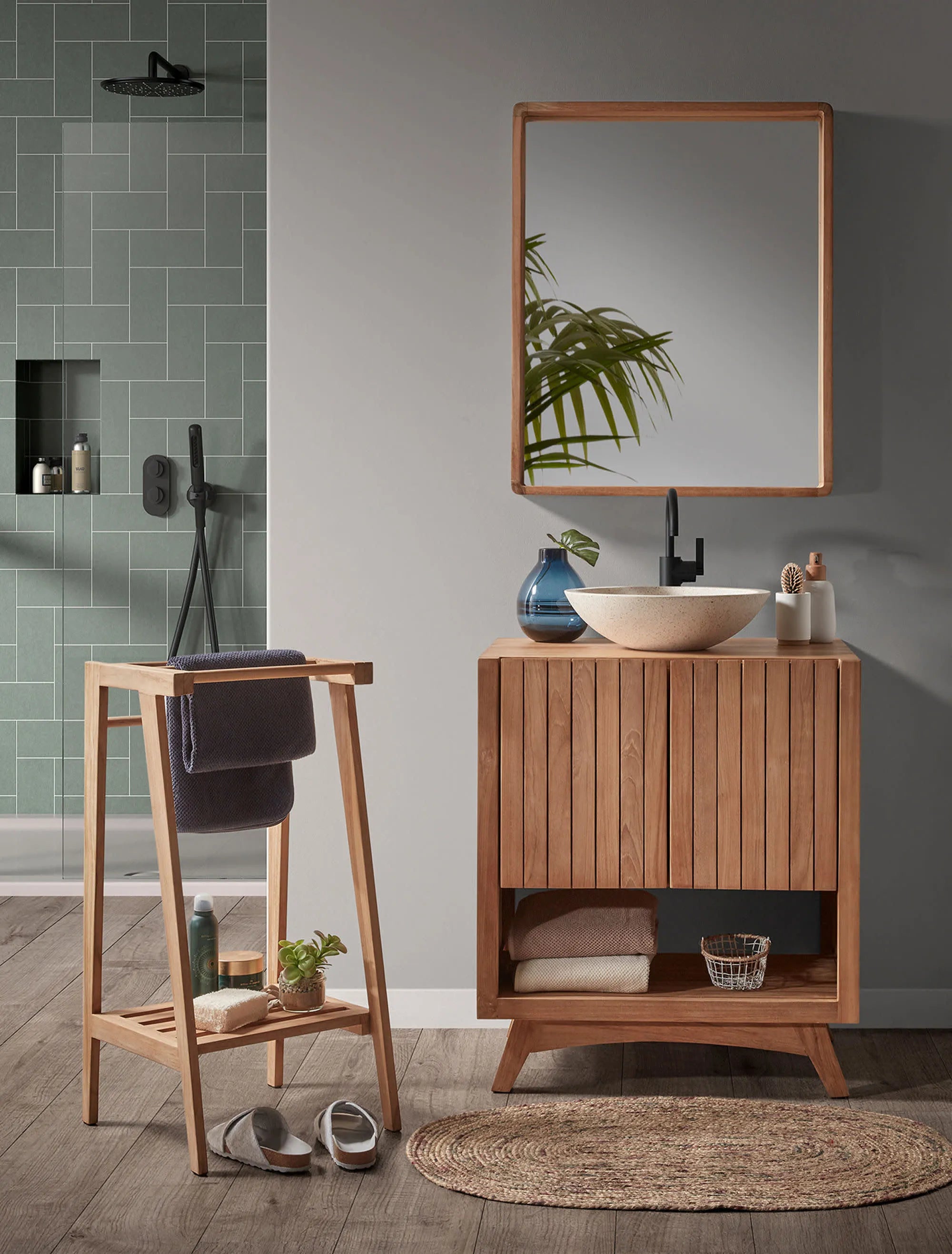 Der Kuveni Wandschrank aus massivem Teakholz vereint Eleganz und Funktionalität, ideal für stilvolle Badezimmer.