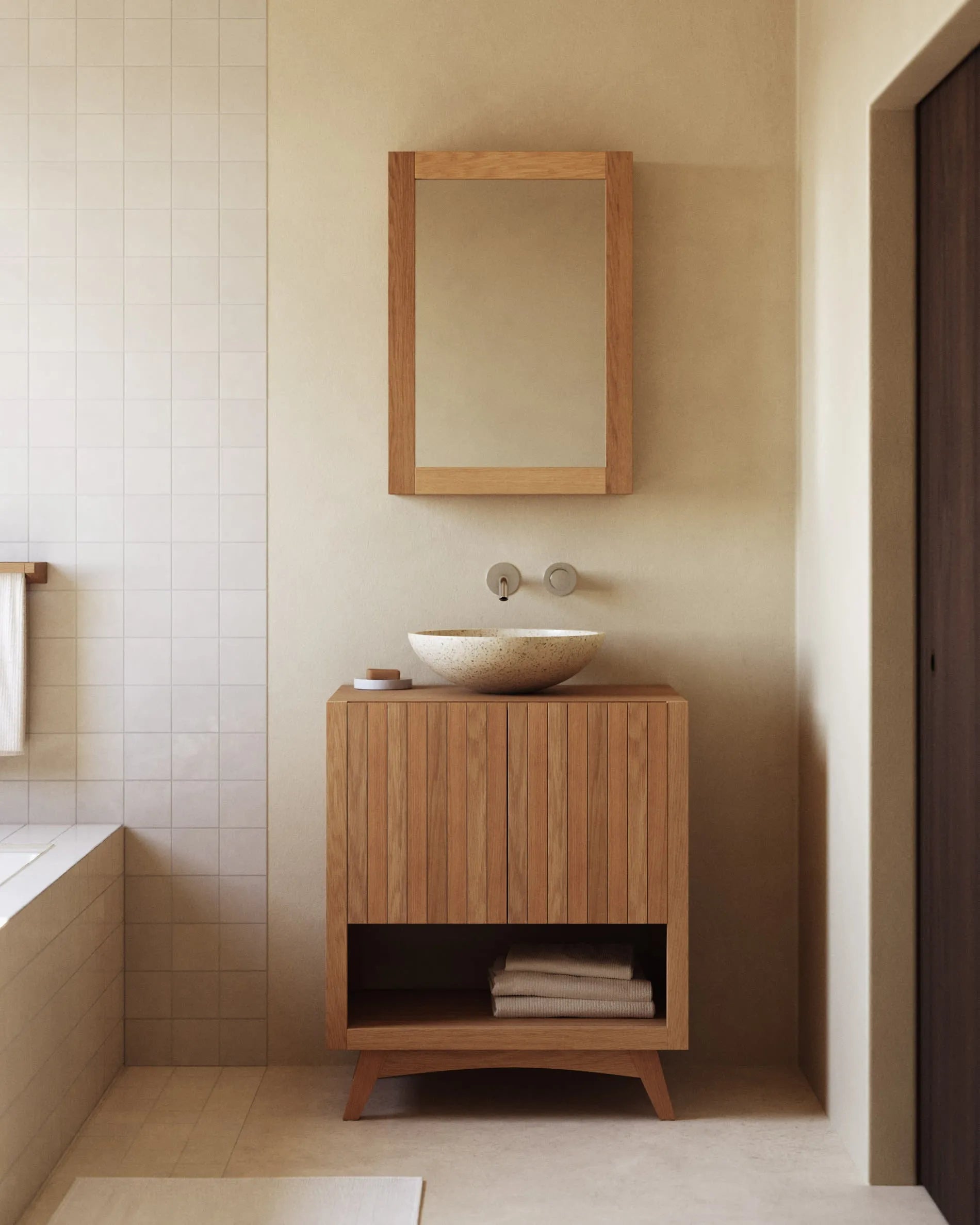 Der Kuveni Wandschrank aus massivem Teakholz vereint Eleganz und Funktionalität, ideal für stilvolle Badezimmer.