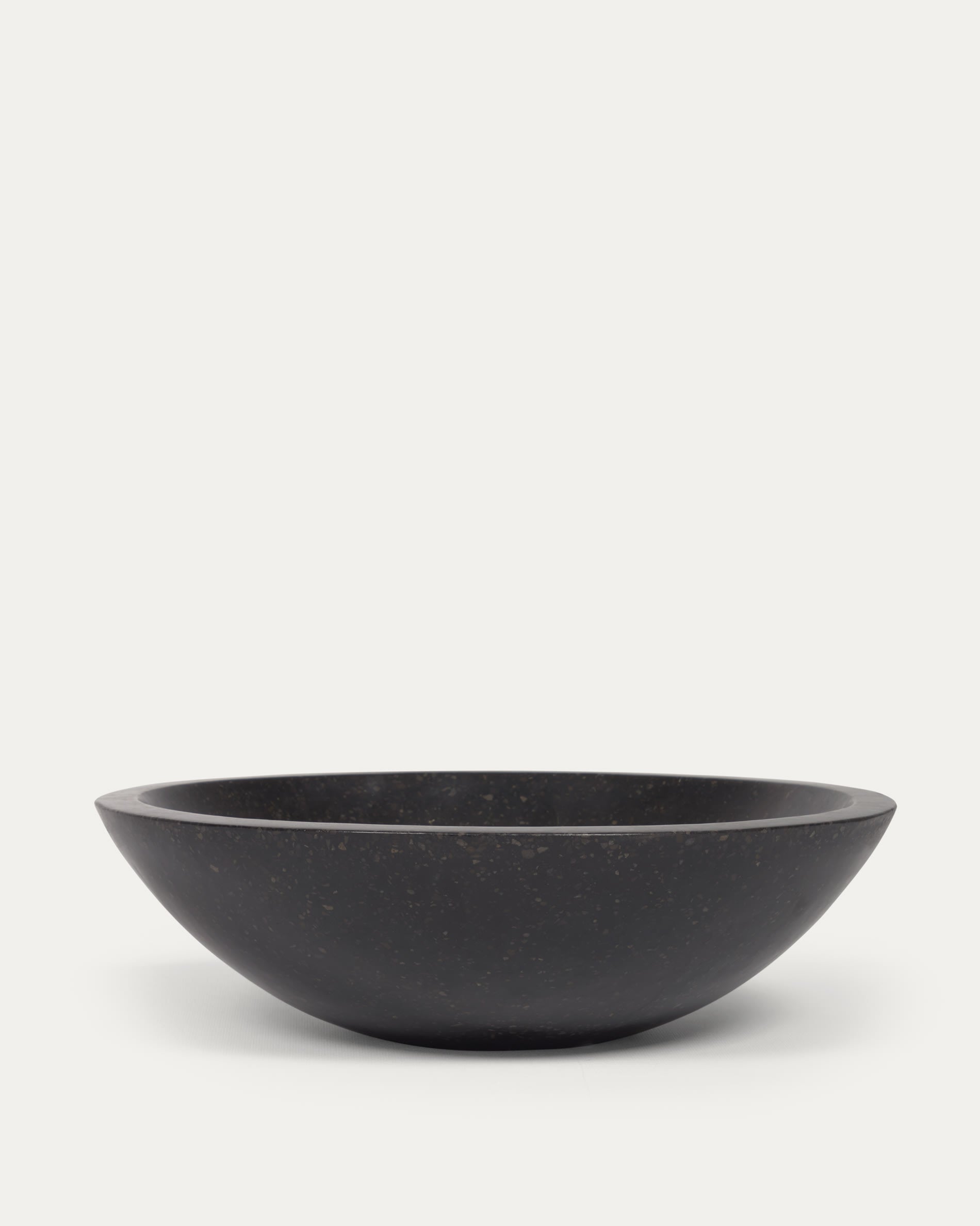 Eleganter Aufsatzwaschtisch Delina aus schwarzem Terrazzo, Ø 40 cm, von Kave Home – perfekt für moderne Badezimmer.