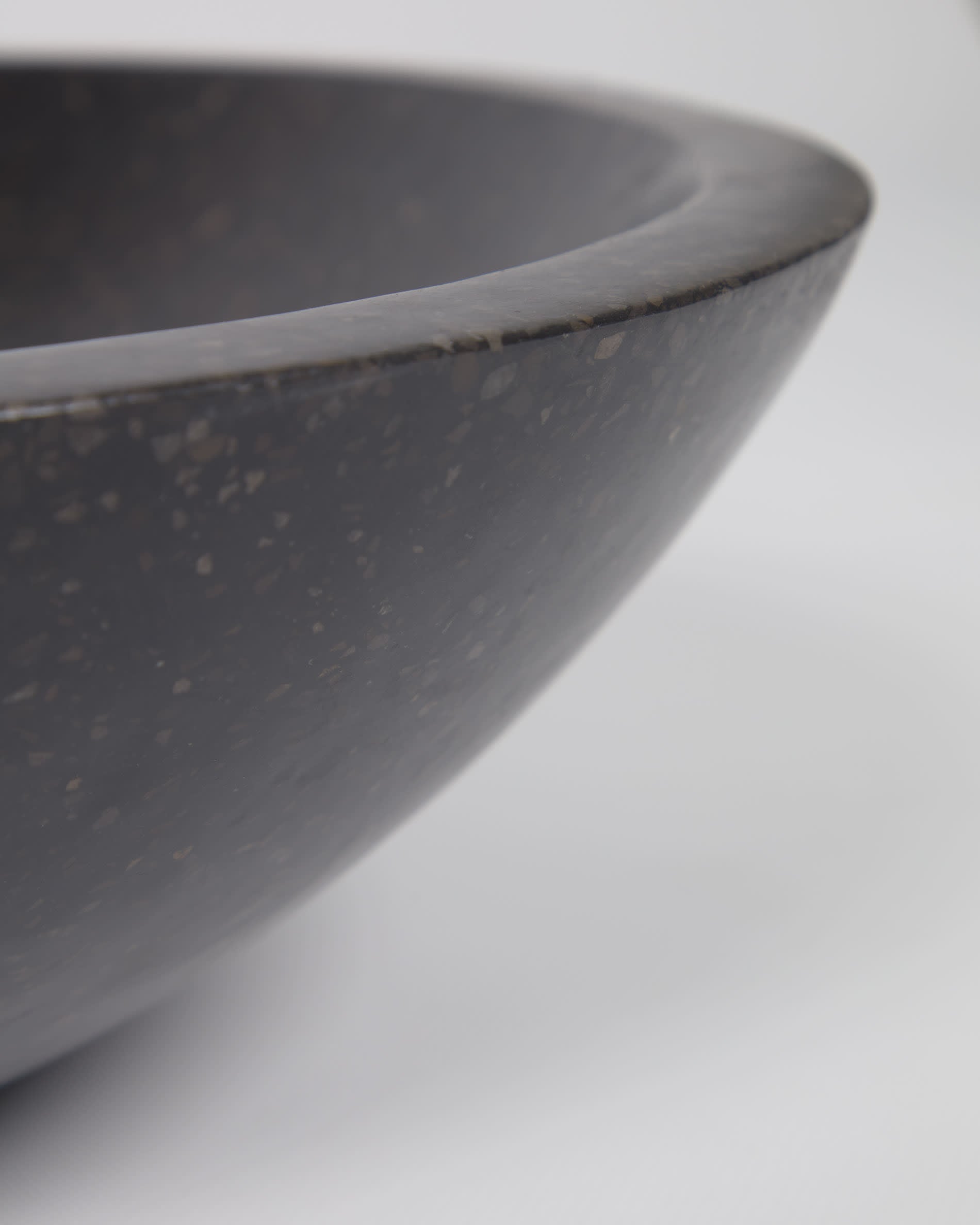 Moderner schwarzer Terrazzo-Aufsatzwaschtisch Delina von Kave Home, Ø 40 cm, ideal für stilvolle Badezimmer.