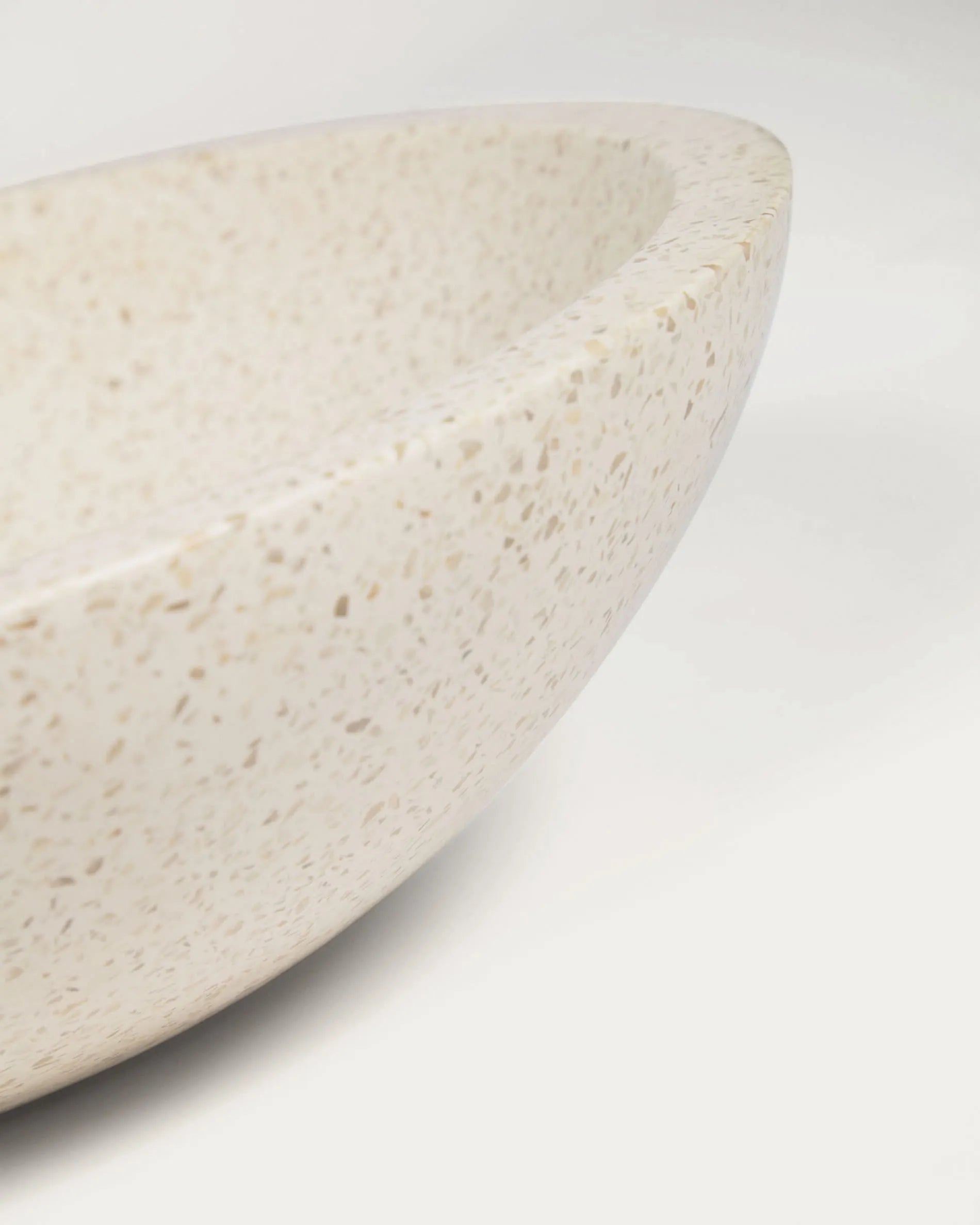 Das Delina Waschbecken aus weißem Terrazzo vereint Eleganz und Funktionalität für ein stilvolles Badezimmerambiente.