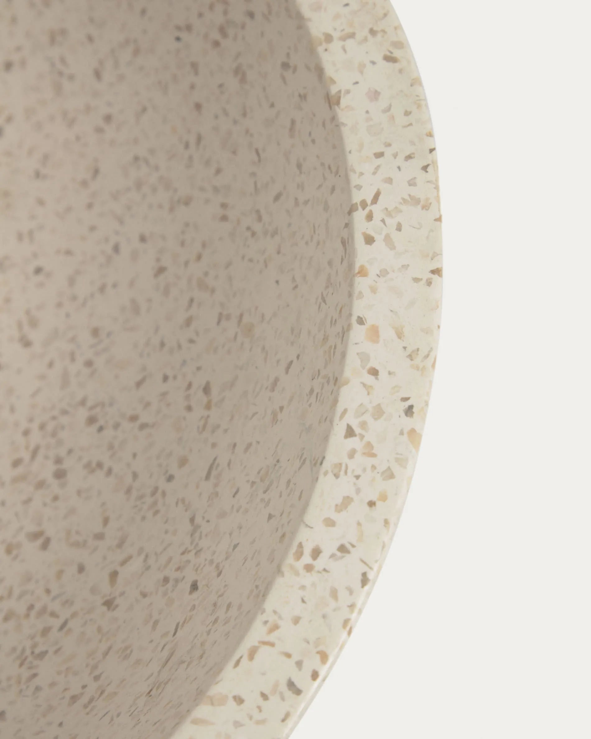Das Delina Waschbecken aus weißem Terrazzo vereint Eleganz und Funktionalität für ein stilvolles Badezimmerambiente.