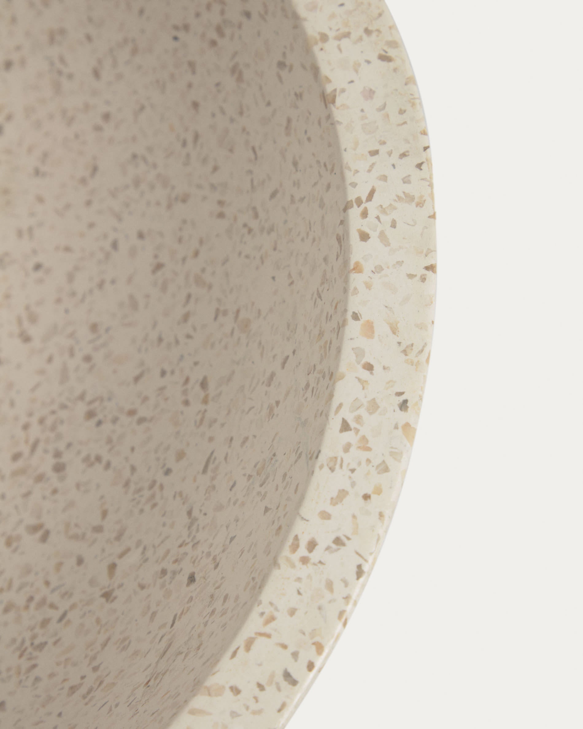 Elegantes Delina Waschbecken aus weißem Terrazzo, Ø 40 cm, von Kave Home. Ideal für moderne und stilvolle Badezimmer.