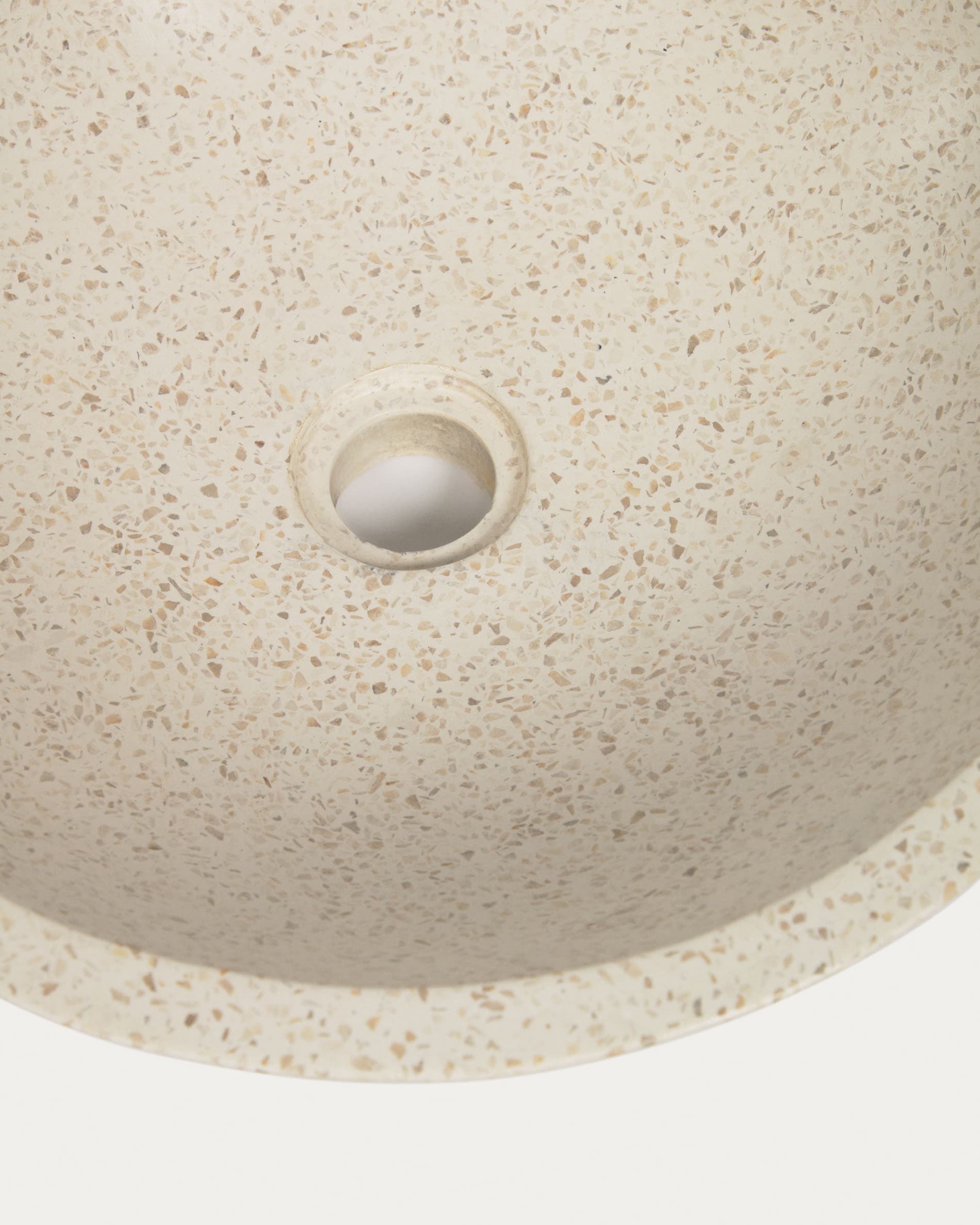 Modernes Delina Waschbecken aus weißem Terrazzo, Ø 40 cm, von Kave Home. Perfekt für elegante und zeitgemäße Badezimmer.