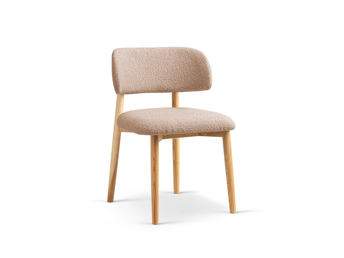 Zwei Boucle-Stühle Evan in Beige mit Buchenholz-Beinen, strukturiertem Bouclé-Bezug und gepolsterter Sitzfläche vor neutralem Hintergrund.