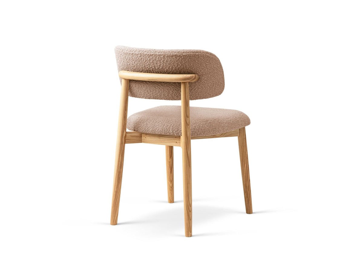 Zwei Boucle-Stühle Evan in Beige mit Buchenholz-Beinen, strukturiertem Bouclé-Bezug und gepolsterter Sitzfläche vor neutralem Hintergrund.