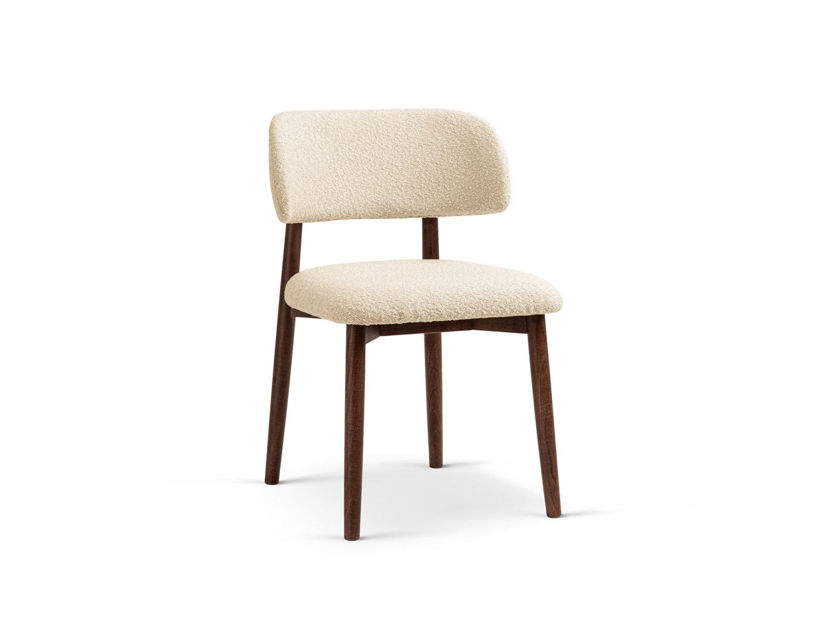 Zwei Boucle-Stühle Evan in Beige mit Buchenholz-Beinen, strukturiertem Bouclé-Bezug und gepolsterter Sitzfläche vor neutralem Hintergrund.