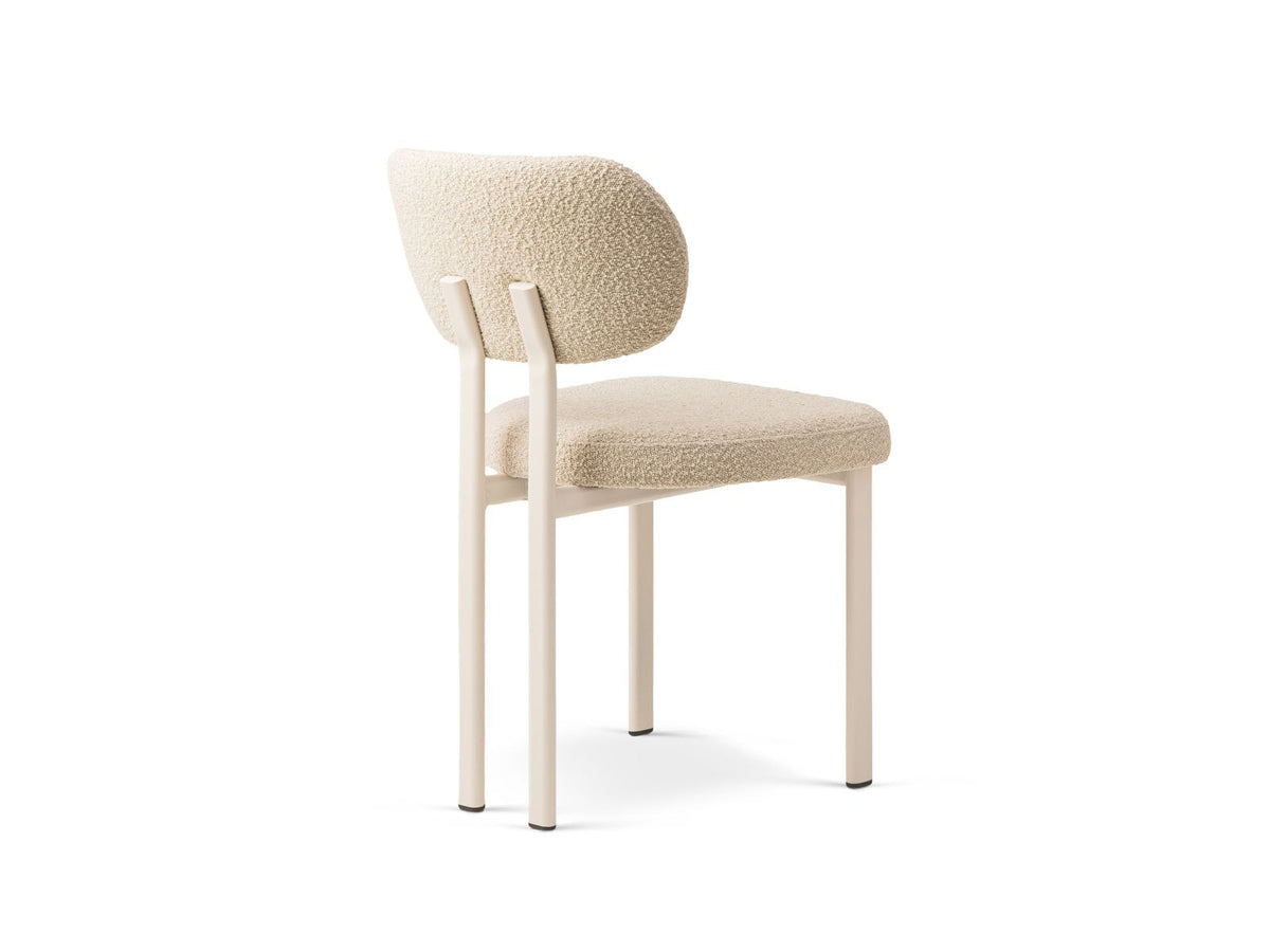 Zwei Bouclé-Stühle mit strukturiertem Stoffbezug, Sitzfläche aus Massivholz Buche und Sperrholz sowie Beinen aus Stahl, Farbe White-Baloo.