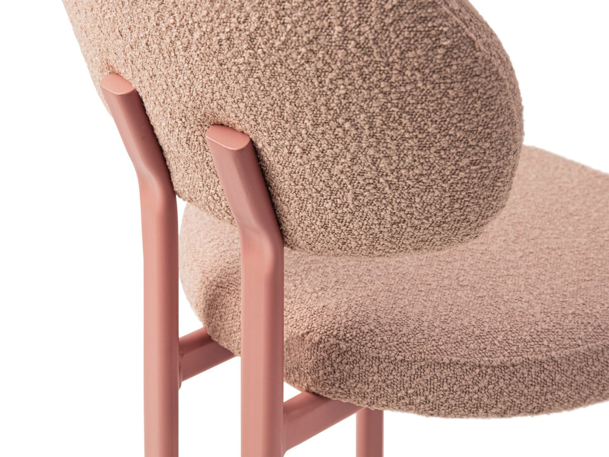 Zwei Bouclé-Stühle mit strukturiertem Stoffbezug, Sitzfläche aus Massivholz Buche und Sperrholz sowie Beinen aus Stahl, Farbe White-Baloo.
