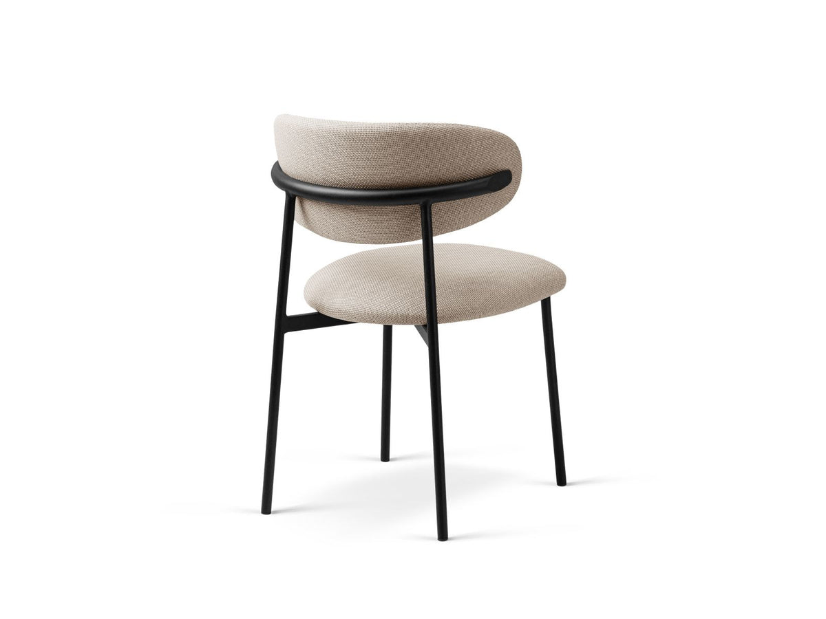 Zwei Stühle aus Massivholz Buche mit Stahlbeinen, Sitzfläche und Rückenlehne mit strukturiertem Stoff Bjorn in Beige, Ansicht von vorne.