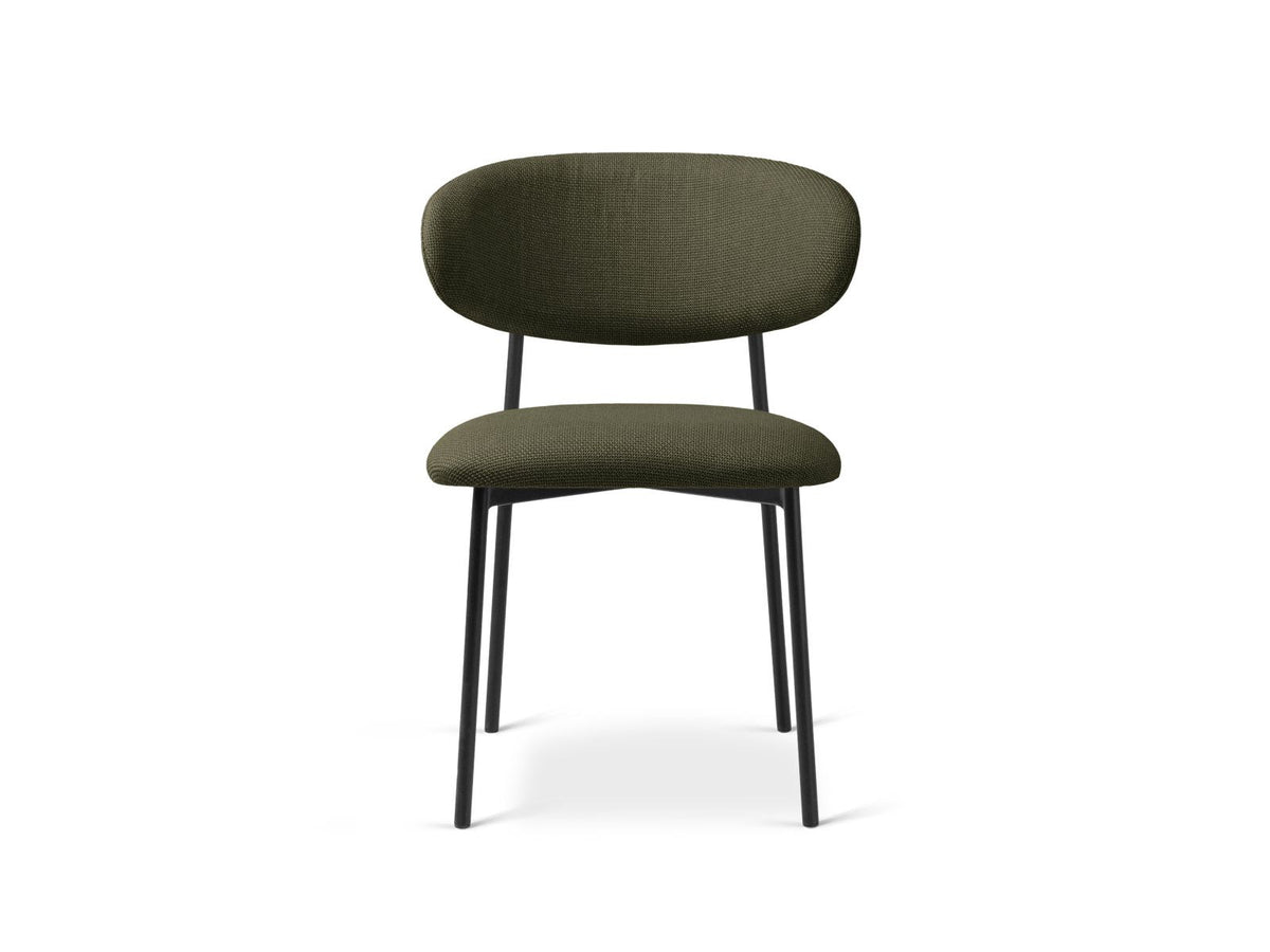Zwei Stühle aus Massivholz Buche mit Stahlbeinen, Sitzfläche und Rückenlehne mit strukturiertem Stoff Bjorn in Beige, Ansicht von vorne.