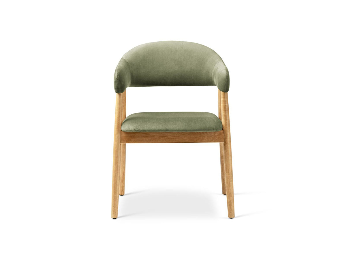Zwei Samtstühle Adra von Cosmopolitan Design mit Buchenholzbeinen, gepolsterter Sitzfläche und Rückenlehne in Veloursstrick-Optik.