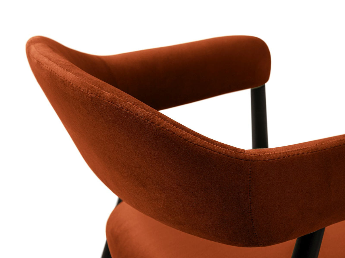 Zwei Samtstühle Adra von Cosmopolitan Design mit Buchenholzbeinen, gepolsterter Sitzfläche und Rückenlehne in Veloursstrick-Optik.