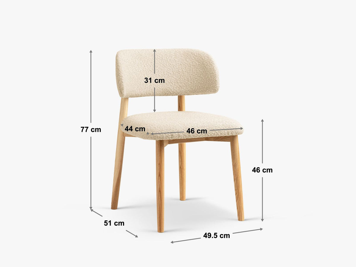 Zwei Samt-Stühle in Grün (Green-Magic Velvet) mit Buchenholzbeinen, gepolsterter Sitzfläche und Rückenlehne, Ansicht von vorne.