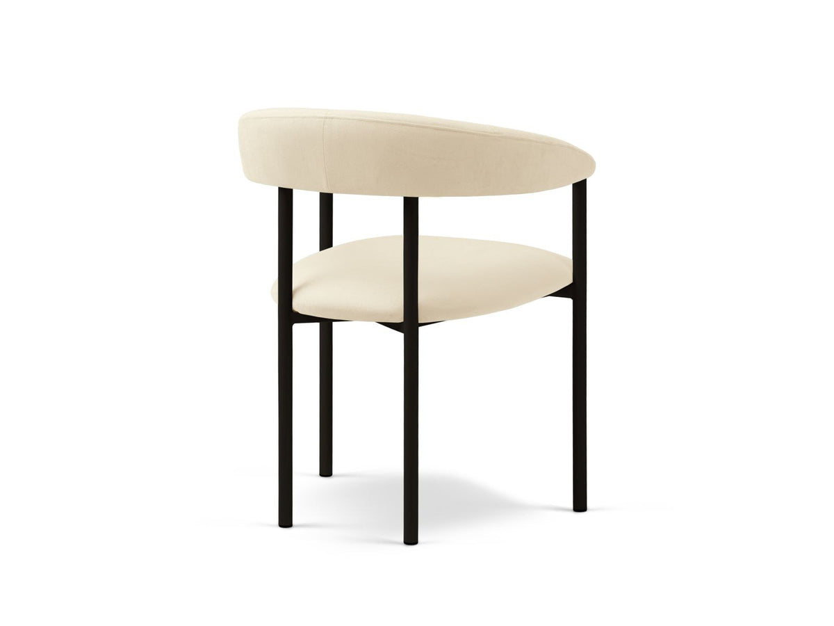 Zwei Lea Samt-Stühle von Cosmopolitan Design mit Buchenholzgestell, Stahlbeinen und Samtbezug in Ivory-Magic Velvet auf hellem Untergrund.