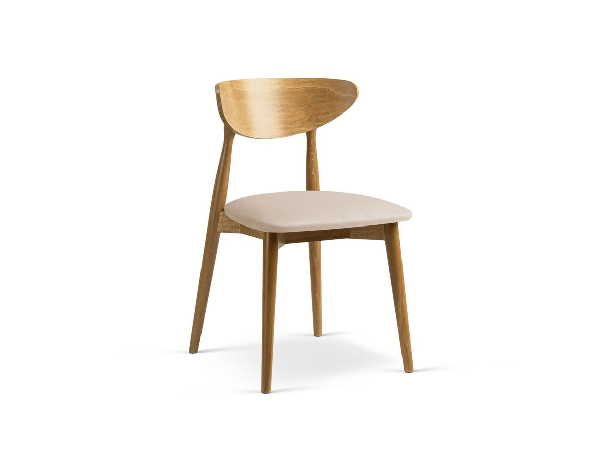 Zwei Leon Stühle mit Samtbezug in Almond Beige, Buchenholz-Beinen und gepolsterter Rückenlehne, Frontalansicht auf hellem Hintergrund.