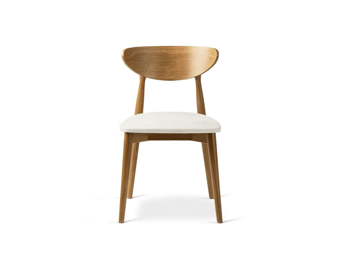 Zwei Leon Stühle mit Samtbezug in Almond Beige, Buchenholz-Beinen und gepolsterter Rückenlehne, Frontalansicht auf hellem Hintergrund.