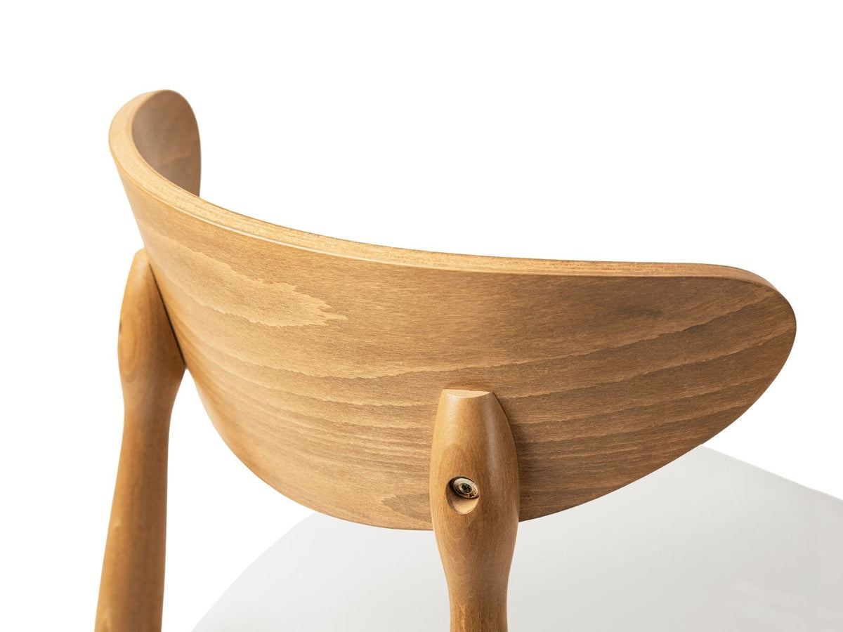 Zwei Leon Stühle mit Samtbezug in Almond Beige, Buchenholz-Beinen und gepolsterter Rückenlehne, Frontalansicht auf hellem Hintergrund.