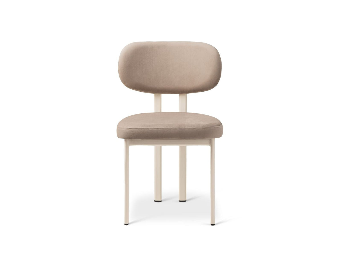 Zwei Sam Samtstühle von Cosmopolitan Design in Almond Beige mit Stahlbeinen, Buchenholzgestell und weicher, samtiger Bezugsoberfläche