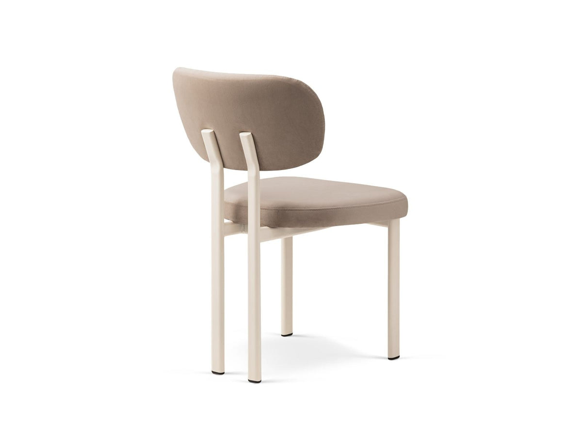 Zwei Sam Samtstühle von Cosmopolitan Design in Almond Beige mit Stahlbeinen, Buchenholzgestell und weicher, samtiger Bezugsoberfläche