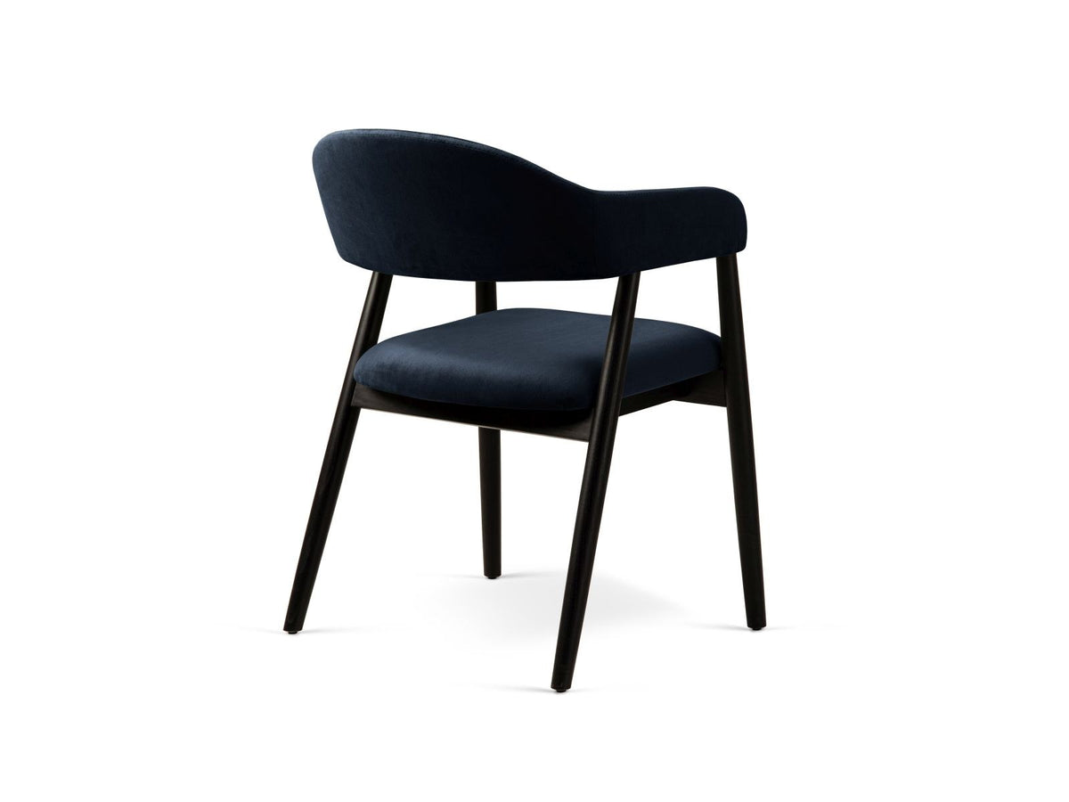 Zwei Samtstühle Adra von Cosmopolitan Design mit Buchenholzbeinen, gepolsterter Sitzfläche und Rückenlehne in Veloursstrick-Optik.