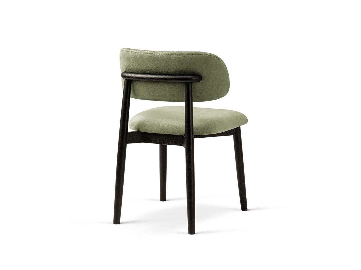 Zwei Samt-Stühle in Grün (Green-Magic Velvet) mit Buchenholzbeinen, gepolsterter Sitzfläche und Rückenlehne, Ansicht von vorne.